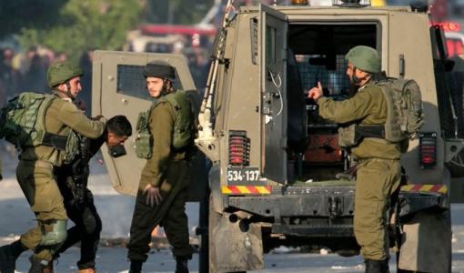 جنود الاحتلال يعتقلون فلسطينيا في وقت سابق بالضفة الغربية