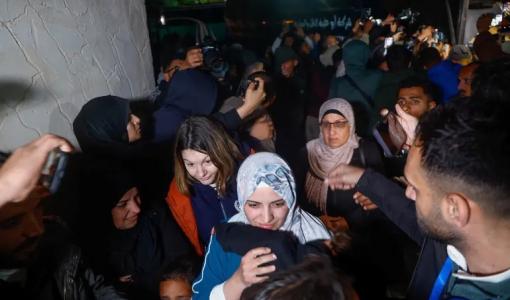 خلال استقبال العائدين إلى غزة وعددهم 12 والذين سمح الاحتلال بدخولهم عبر معبر رفح 2/2/2026 | رويترز