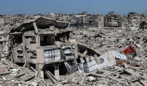 خيام تؤوي عائلات فلسطينية نازحة بين دمار حرب الإبادة التي ارتكبها جيش الاحتلال الإسرائيلي في حي الشيخ رضوان بمدينة غزة | وكالة الأنباء الفرنسية