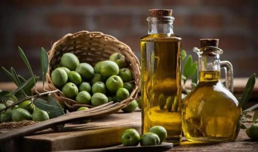 زجاجتان مملوءتان بزيت الزيتون بجانب سلة من الزيتون الأخضر | تعبيرية