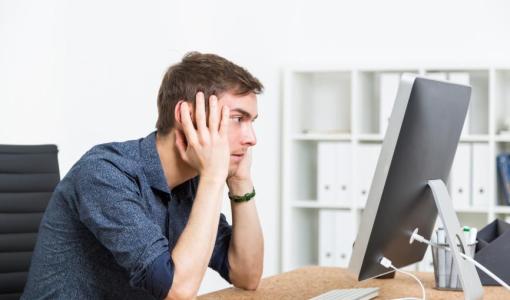 شخص متعجب أمام حاسوب | تعبيرية Freepik