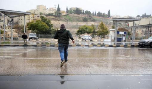 شخص يجري تحت المطر | المملكة