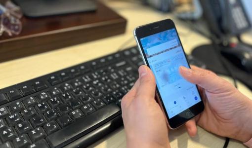 شخص يستخدم تطبيق سند | حسنى