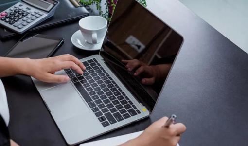 شخص يعمل على حاسوب محمول | تعبيرية