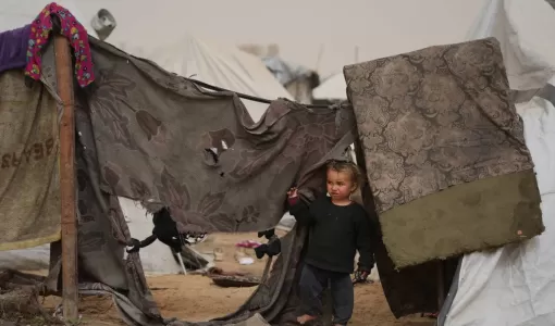 طفل فلسطيني ينظر من خارج خيمة في الزوايدة وسط قطاع غزة | أسوشييتد برس