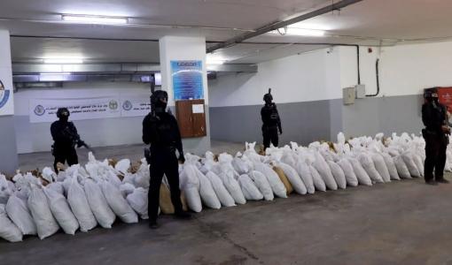 عناصر مكافحة المخدرات تقف بجانب كميات كبيرة من المواد المخدرة التي جرى ضبطها في 148 قضية 11/2/2026 | مديرية الأمن العام