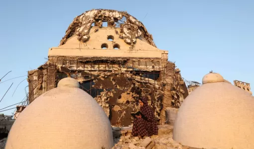 فتاة تتلو القرآن بجوار أنقاض مسجد دمرته حرب الإبادة غرب مدينة غزة 21/2/2026 | وكالة الأنباء الفرنسية