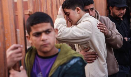 فلسطينيون خلال تشييع شهداء إثر غارة إسرائيلية في مستشفى ناصر بخانيونس 15/2/2026 | وكالة الأنباء الفرنسية