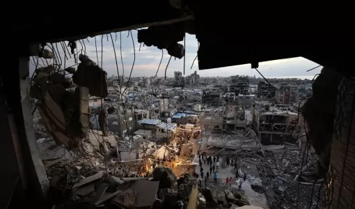 فلسطينيون يتجمعون لتناول وجبة إفطار رمضان وسط أنقاض المباني المدمرة في مخيم جباليا شمال قطاع غزة | وكالة الأنباء الفرنسية