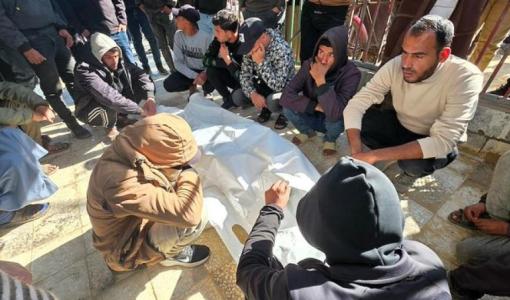 فلسطينيون يودعون شهيدهم في مستشفى ناصر بخانيونس جنوبي قطاع غزة 25/2/2026 | قدس نت