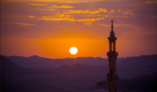 مسجد خلال غروب الشمس | تعبيرية freepik