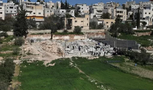 منازل ومحلات لفلسطينيين صارت ركاما بعد هدم جرافات الاحتلال الإسرائيلي لها غرب مدينة الخليل بالضفة الغربية المحتلة | وكالة الأنباء الفرنسية