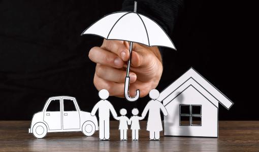 يد تمسك أشكالا من الورق | تعبيرية freepik