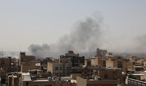 دخان يتصاعد في طهران  بعد غارات إسرائيلية و أمريكية على إيران 28/2/2026 | رويترز