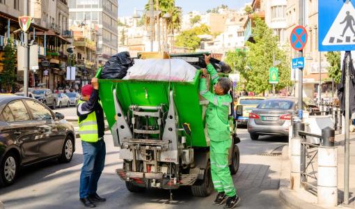 آلية فرز نفايات تابعة لأمانة عمان