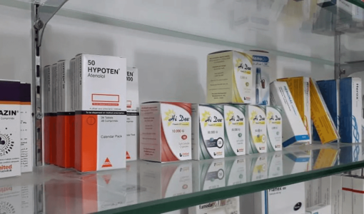 أدوية في إحدى الصيدليات