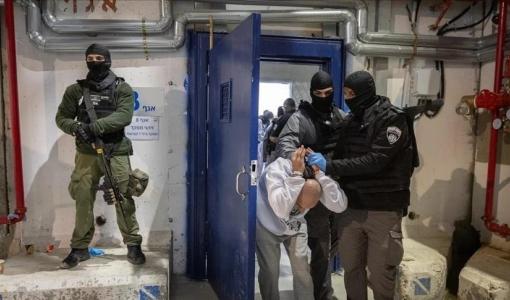 أسير فلسطيني يتعرض للتنكيل على يد أحد عناصر الاحتلال في أحد السجون الإسرائيلية | مواقع التواصل