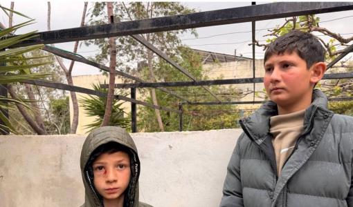 الطفلان الناجيان من مجزرة بلدة طمون بعد استهداف مركبة العائلة | فلسطين بوست