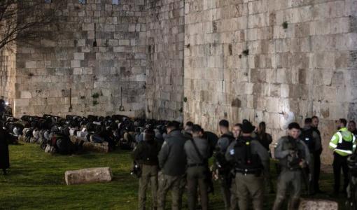 انتشار قوات الاحتلال قرب باب الساهرة تزامنا مع إحياء عشرات الشبات لليلة القدر خارج أسوار البلدة القديمة في القدس 15/3/2026 | فلسطين بوست