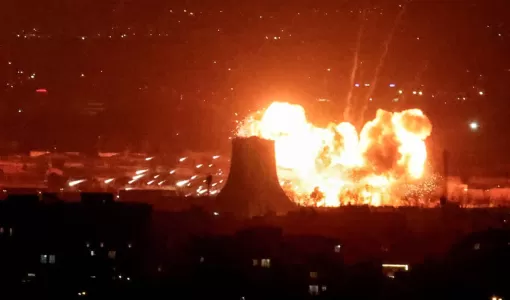 انفجار إثر غارات جوية بالقرب من مطار مهر آباد الدولي في طهران 7/3/2026 | وكالة الأنباء الفرنسية