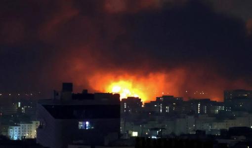 تصاعد الدخان والنيران من موقع الغارات الجوية على مطار مهرآباد الدولي في طهران | وكالة الأنباء الفرنسية