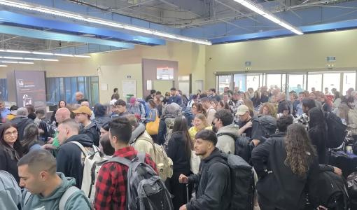 تكدس عشرات المسافرين في مطار الملك حسين الدولي في العقبة 29/3/2026 | مواقع التواصل