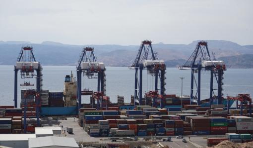 حركة الشحن ونقل البضائع في ميناء الحاويات في العقبة | أرشيفية