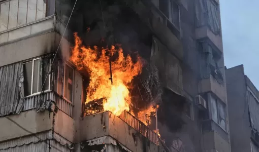 دخان ولهب يتصاعدان من مبنى سكني عقب غارة جوية إسرائيلية في وسط بيروت | أسوشييتد برس