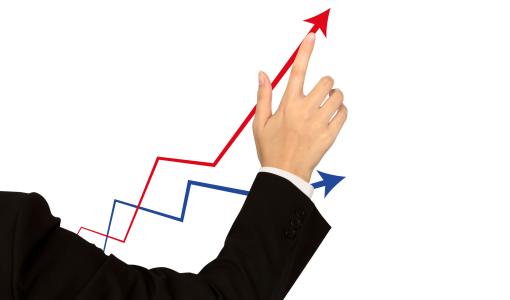 رجل يشير إلى سهم صاعد في رسم بياني | تعبيرية freepik