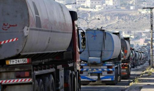 شاحنات محملة بالنفط  العراقي تصطف في طابور بانتظار تفريغ حمولتها في مصفاة البترول بمدينة الزرقاء | رويترز