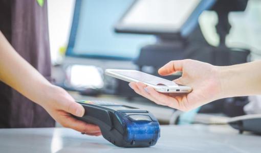 شخص يجري عملية دفع إلكترونية | Freepik