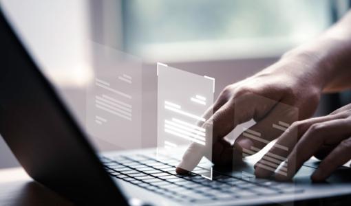 شخص يستخدم حاسوبا محمولا | تعبيرية freepik