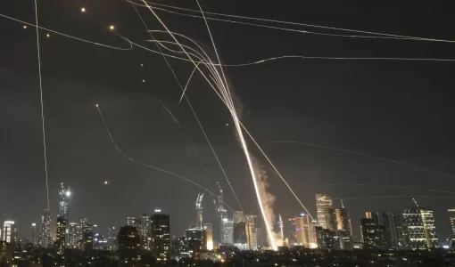 صواريخ اعتراضية إسرائيلية تطارد صواريخ إيرانية في سماء تل أبيب | أسوشييتد برس