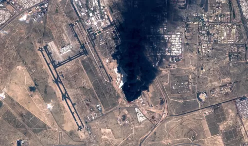 صورة التقطتها وكالة الفضاء الأوربية لأعمدة دخان في محيط مطار الكويت الدولي نتيجة هجمات صاروخية إيرانية في 25/3/2026 | وكالة الانباء الفرنسية