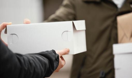 صورة تعبيرية لطرود بريدية | Freepik