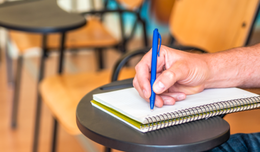 طالب يكتب | تعبيرية freepik