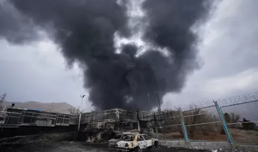 عمود كثيف من الدخان يتصاعد من منشأة لتخزين النفط تعرضت لضربة في طهران | أسوشييتد برس