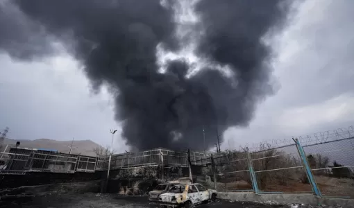 عمود من الدخان يتصاعد من منشأة لتخزين النفط في طهران تعرضت للاستهداف خلال الحرب | أسوشييتد برس