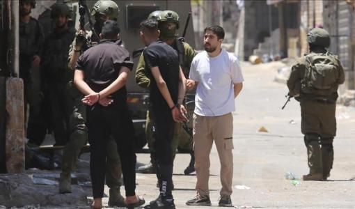 فلسطينيون أثناء اعتقالهم بوقت سابق في الضفة الغربية | الأناضول