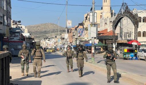 قوات الاحتلال خلال قمع الفلسطينيين على الشارع الرئيسي لمخيم عسكر شرق نابلس 2/3/2026 | فلسطين بوست