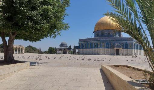 مشهد لساحات المسجد الأقصى الفارغة بسبب التقييدات الإسرائيلية
