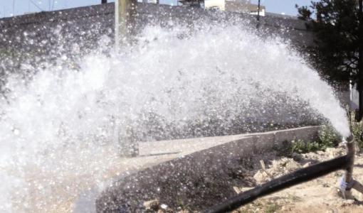 مياه تتدفق إلى الشارع من أحد الخطوط