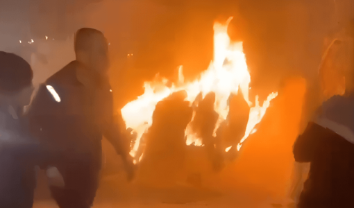 نيران مشتعلة في مكان سقوط جسم متفجر بشارع الثلاثين في لواء الرصيفة محافظة الزرقاء 12/3/2026 | مواقع التواصل