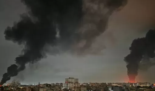 نيران وأعمدة دخان تتصاعد من مطار مهرآباد ضمن غارات طالت غرب طهران 16/3/2026 | مواقع التواصل