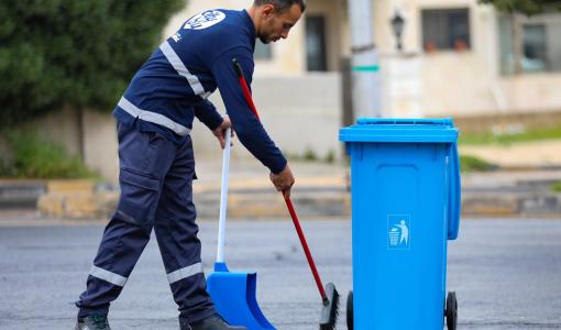 أحد كوادر أمانة عمان خلال حملة جمع ونقل النفايات في منطقتي زهران وطارق | أمانة عمان