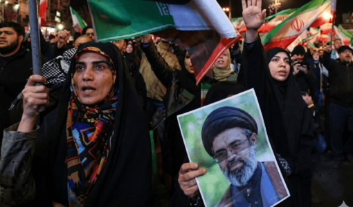 إيرانيون يشاركون في مسيرة مناهضة للولايات المتحدة في ساحة الثورة بطهران | رويترز