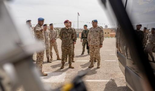 الأمير الحسين بن عبدالله الثاني ولي العهد وعدد من الضباط في الجيش العربي | الديوان الملكي