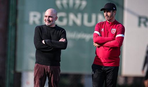 الأمير علي خلال حضوره تدريبات المنتخب الأردني بجانب جمال السلامي