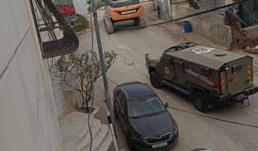 تجريف أرض واقتلاع أشجار في منطقة جبل برغوث بالقرب من ديوان أبو سنينة في مدينة الخليل 7/4/2026 | فلسطين بوست