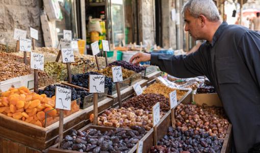 رجل يقف أمام أحد المحلات | Shutterstock